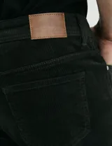 Pantalon de pana de corte recto con diseño de cinco bolsillos, incluyendo bolsillos traseros de parche y cierre con botones y remaches metálicos.