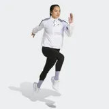Campera de running Adidas blanca con cierre frontal, cuello alto y tres rayas negras en los hombros. Cuenta con bolsillos con cierre, dobladillo ajustable y es plegable con tira para transportar.