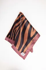 Pañuelo cuadrado de satén con estampado de cebra en tonos marrón y negro, con borde liso color borgoña.