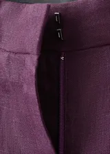 Pantalón de lino estilo sastrero, tiro bajo y diseño de pernera recta con trabillas en la cintura. Cuenta con bolsillos laterales y cierre oculto con botón, gancho y cremallera.