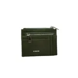 Tarjetero de cuero sintético color mostaza con múltiples ranuras para tarjetas, compartimento principal con cierre y bolsillo frontal con cremallera. Incluye el logotipo de la marca grabado en plateado.