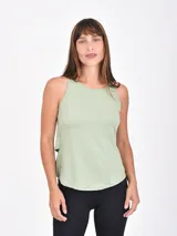 Musculosa deportiva color pistacho con cuello redondo y sisas amplias. Presenta un diseño de capas superpuestas en la espalda y aberturas laterales.