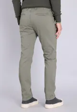 Pantalón chino gris oscuro de corte slim fit.