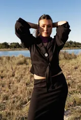 Camisa blanca con lunares celestes, de corte clásico, con cuello camisero y mangas largas abullonadas.