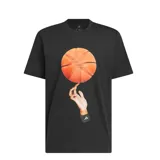 Remera Adidas Graphic Showboat de color negro, con cuello redondo y mangas cortas. Presenta un estampado gráfico fotorrealista en el centro del pecho que muestra una mano haciendo girar un balón de básquetbol.