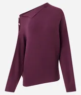 Suéter de tricot color bordó, con textura acanalada, corte recto y caída suelta. Presenta diseño de hombro caído, manga larga, cuello asimétrico con solapa estructurada y detalle de botones decorativos en el hombro.