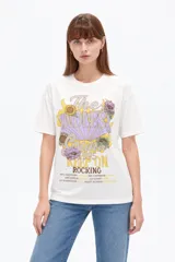 Remera negra de algodón, manga corta, con cuello redondo y diseño gráfico estampado en el pecho que incluye un sol, flores y la leyenda 'Since 1973'.