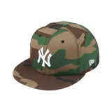 Gorra tipo snapback con diseño de camuflaje, bordado frontal con el logo de los New York Yankees en color blanco y logo de New Era en el lateral.