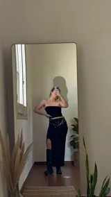 Conjunto de dos piezas compuesto por un top strapless y una falda larga con tajo lateral, confeccionado en jersey con lycra.