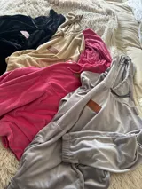 Buzo de plush oversize color fucsia, con capucha y cordones.