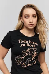 Remera negra de corte corto con cuello redondo y mangas cortas. Estampado frontal en tono rosado con la frase "Todo bien ya lloré" y una ilustración de un oso.
