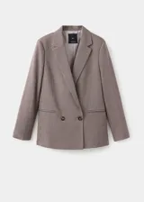 Blazer de corte recto y silueta estructurada, con cuello solapa y cierre frontal de botones. Presenta un diseño de estampado micro-cuadros en tonos tierra.
