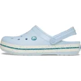 Zuecos Crocs Crocband model Speckled Band, color lila con entresuela blanca decorada con salpicaduras multicolor y una línea oscura. Diseño con perforaciones de ventilación y correa trasera rebatible.