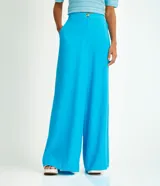 Pantalón modelo pantalona de corte amplio, confeccionado en una mezcla de viscosa y lino. Presenta cintura con botón, cierre de cremallera y bolsillos laterales.