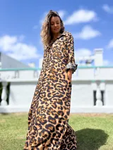 Vestido camisero largo con estampado de leopardo, de corte recto y holgado, con cuello camisero, cierre frontal de botones y mangas largas con puños.