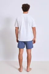 Short de baño azul con logo blanco en la pierna izquierda.