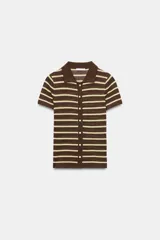 Top de punto confeccionado en mezcla de viscosa, con diseño a rayas horizontales en color marrón y amarillo claro. Presenta cuello polo, manga corta, bajo recto y cierre frontal con botones.