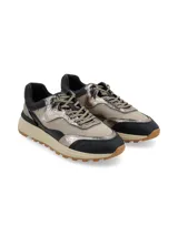 Championes urbanos con diseño de paneles en combinación de colores negro, beige y detalles metalizados. Presentan cordones al tono, suela con plataforma de goma y base dentada en color caramelo.
