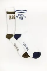 Par de medias blancas con puño y puntera en color azul marino y marrón respectivamente. Diseño con texto 'Sports Club' y dos líneas horizontales en azul marino en una media, y el número '1998' y una línea horizontal en marrón en la otra.