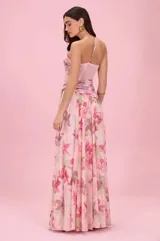 Vestido largo Patbo de tono rosado con estampa floral, de un solo hombro con detalle de flores aplicadas, corpiño estructurado drapeado y falda amplia con movimiento.