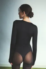 Body de manga larga color negro con diseño cut-out en la cintura y escote en V.