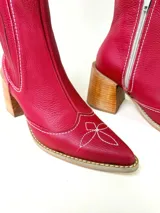 Botas tejanas de cuero negro, con taco cuadrado de 8 cm y elástico lateral.