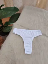 Bombacha tipo vedetina de algodón, color blanco, con diseño básico y elástico en la cintura.