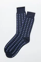 Par de medias de vestir azul marino con diseño de flores geométricas celestes.