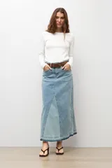 Falda larga de jean con diseño bicolor en tonos de azul, confeccionada en denim con paneles frontales en contraste y ruedo deshilachado.