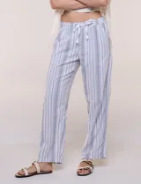 Pantalón de pierna recta y silueta amplia, confeccionado en mezcla de lino y rayón, con diseño a rayas en tonos celestes y blancos. Cuenta con cintura elastizada fruncida, cordón ajustable al frente y bolsillos laterales.
