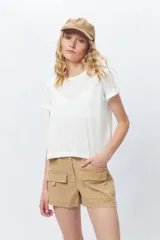 Remera de algodón de manga corta con cuello redondo a la base y diseño básico.