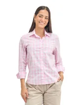 Camisa de manga larga con estampado de cuadros vichy en tonos rosa y blanco, cuello clásico y cierre frontal con botones.