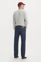 Jean de corte recto, color azul oscuro, con tiro medio y confección en denim stretch.