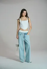 Pantalón wide leg de mujer en denim celeste claro, con cintura de nylon elastizado y cordón de ajuste colgante. Cuenta con perneras amplias de corte recto.