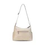 Bandolera color marrón claro, con dos bolsillos frontales paralelos con cierre, apertura superior con doble cierre y divisiones independientes, bolsillos internos y bolsillo trasero con cierre. Incluye correa larga regulable.