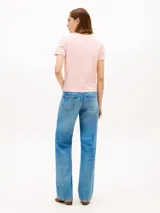 Remera Tommy Hilfiger de mezcla de lino y algodón, color rosado, con escote en V y mangas cortas de corte regular.