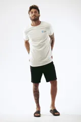 Remera celeste de corte clásico con cuello redondo y manga corta. Estampado pequeño en el pecho.