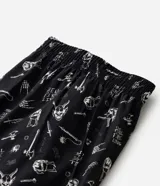 Calzoncillo tipo boxer de tela, color negro con estampado temático de la serie Stranger Things en color blanco. Cuenta con cintura elástica y está confeccionado en algodón ligero y transpirable.