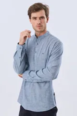 Camisa de lino y algodón color blanco, con cuello mao, manga larga y medio cierre frontal con botones.