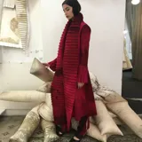 Tapado rojo de lana merino afieltrada, con cuello plisado y guarda tejida en el cuello y ruedo.