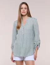 Blusa holgada de color verde con diseño de rayas verticales blancas, escote en V con cuello mao y pechera corta con botones. Mangas tres cuartos regulables y bajo redondeado.