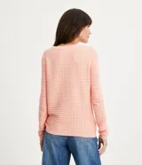 Blusa de punto color celeste con textura ondulada, cuello redondo y mangas largas.