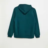 Buzo verde con capucha y cordón ajustable. Estampado frontal con el texto "Highcrest" y un paisaje montañoso en blanco y negro.