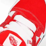 Championes Vans modelo Knu Skool, con diseño de tablero de ajedrez en rojo y blanco. Presentan una silueta robusta con lengüeta y cuello acolchados, la icónica banda lateral Sidestripe en relieve y suela de goma vulcanizada.