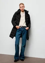 Campera puffer larga de color negro, con diseño acolchado de líneas diagonales, capucha incorporada y cierre frontal con cremallera.