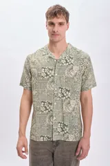 Camisa casual de viscosa con estampado en tonos verde y beige, de manga corta y cuello americano.