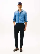 Pantalón de sarga con diseño de cuatro bolsillos, cierre de botón y cremallera, y logo bordado en el bolsillo trasero.