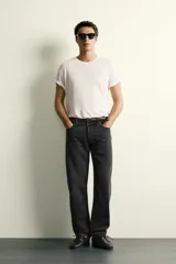 Pantalón jeans de corte recto, color celeste claro con efecto lavado, de cinco bolsillos y tiro medio.
