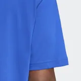 Remera Adidas de corte clásico y cuello redondo, confeccionada en tejido de punto jersey de algodón. Presenta un diseño de color azul vibrante con el logo de las tres rayas de la marca estampado en gran tamaño en el pecho en color negro.