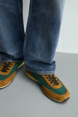 Zapatillas deportivas de estilo retro con cordones. Parte superior fabricada en combinación de piezas con detalles en piel con acabado serraje. Suela con detalle en contraste de color. Color marrón y verde.